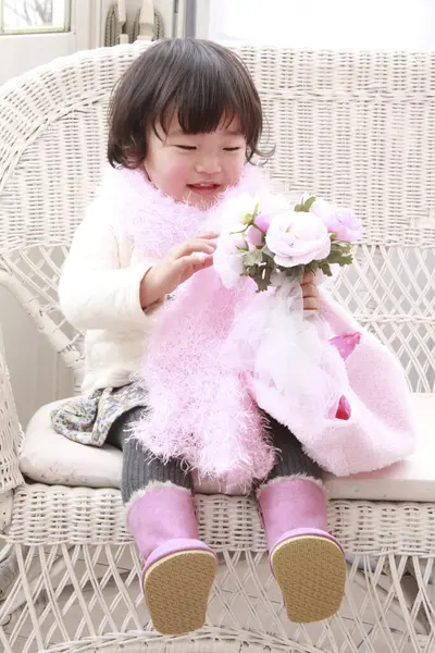 Милая Азиатская Девочка Розовом Шарфе Букетом Роз Дома — стоковое фото