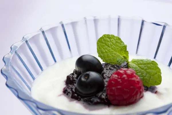 Nahaufnahme Eines Desserts Mit Schlagsahne Blaubeeren Und Erdbeeren — Stockfoto