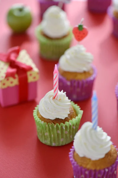 Deliciosos Cupcakes Cumpleaños Con Crema Velas Primer Plano — Foto de Stock