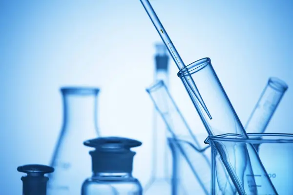 Vidro Laboratório Fundo Azul Teste Químico Laboratório Conceito Ciência — Fotografia de Stock