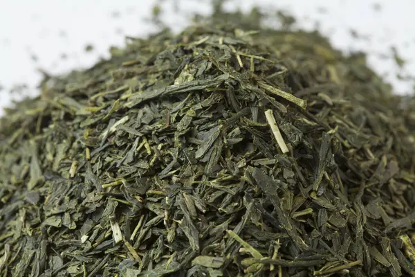 Haufen Trockener Grüner Teeblätter Auf Weißem Hintergrund — Stockfoto