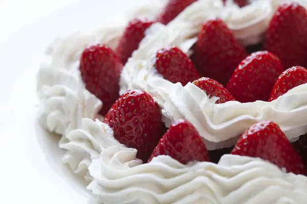 イチゴとホイップクリームの美味しい甘いケーキ — ストック写真
