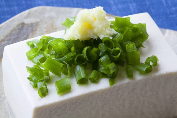 Tofu Yeşil Soğanlı Bir Mutfak Fotoğrafı — Stok fotoğraf