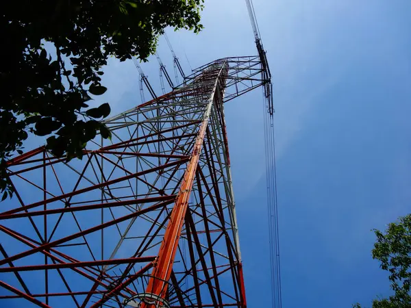 Mavi Gökyüzünün Arka Planında Radyo Kulesi — Stok fotoğraf