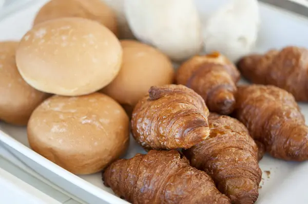 Kahvaltıda Enfes Kruvasan Çörekleri Yakından Izleyin — Stok fotoğraf
