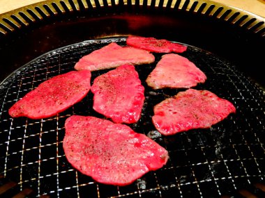 Izgarada pişen taze etin yakın plan görüntüsü.       