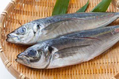 Hasır sepetteki lezzetli sardalyaların yakın görüntüsü