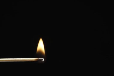 Siyah arkaplanda alev alev yanan kibrit