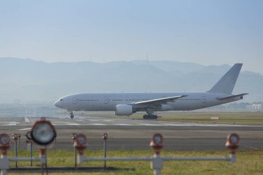 Havaalanındaki uçak pistinde.