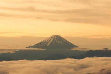 Gün batımında güzel Fuji Dağı. Japonya manzarası