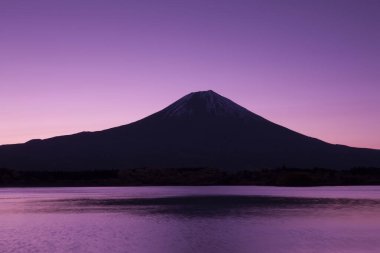 Japonya 'daki Fuji Dağı' nın üzerinde güzel bir gün batımı