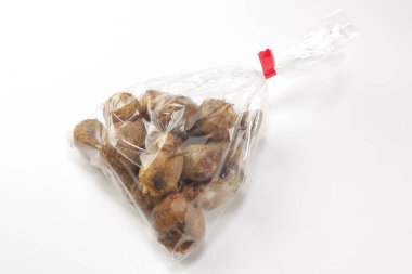 Temiz plastik poşetin içinde taze patatesler.