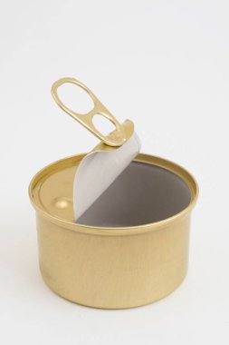 beyaz arkaplanda açılan teneke kutu 