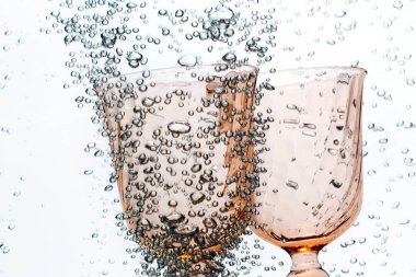 Işık arkaplanda gözlük ve hava kabarcıklarının yakın plan görüntüsü