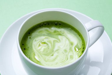 Beyaz fincanda kibrit yeşil çay 