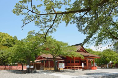 Güneşli bir günde güzel antik Japon tapınağının manzaralı bir fotoğrafı.