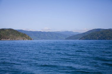 Manzaralı deniz suyu ve sahil manzarası.        