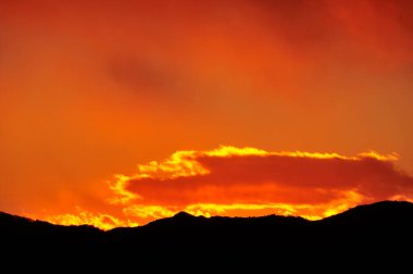 günbatımı gökyüzü güneş ve bulutlarla