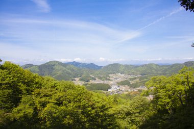 Yeşil tepeleri ve vadideki köyü olan güzel dağ manzarası    
