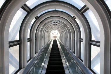 Şehirdeki modern bina, merdiven ve yuvarlak tünel  