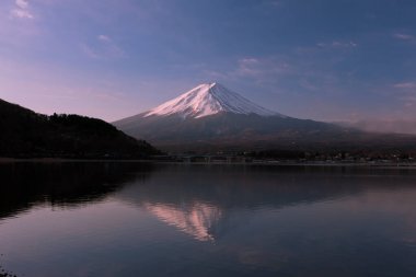 Fuji Dağı ve göl üzerinde güzel bir gün batımı