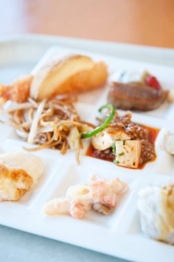 Masada çeşitli abur cubur ve tabaklar var.