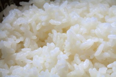 Arkadaki tabakta beyaz pirinç, kapat.