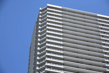 Japon şehrinde modern bina, mavi gökyüzü arka planında gökdelen 