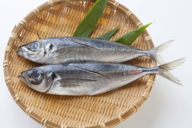 Hasır sepetteki lezzetli sardalyaların yakın görüntüsü