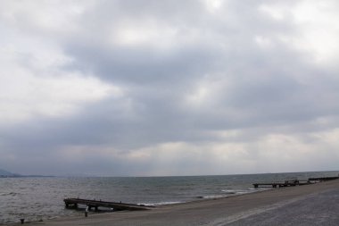 Yalı ve bulutlu gökyüzü 