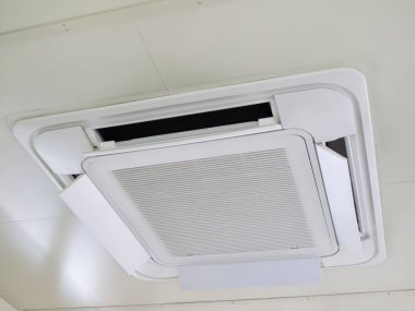 Modern tavan havalandırma havalandırması sistemi kapalı bir yere yerleştirildi.