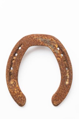 Beyaz arkaplanda izole edilmiş at nalı 