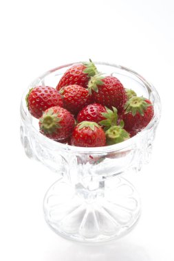 Taze kırmızı olgun çileklerin yakın plan görüntüsü          