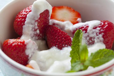Taze çilek ve yoğurt kasede. Çilekli sağlıklı kahvaltı.