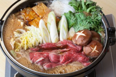 Sukiyaki güveci. Lezzetli Japon yemeği.