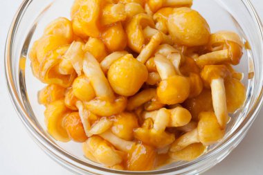 Cam kasede marine edilmiş mantar turşusu.