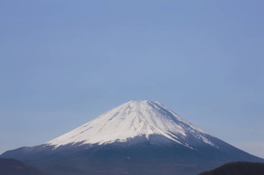 Fuji dağı karla kaplı.