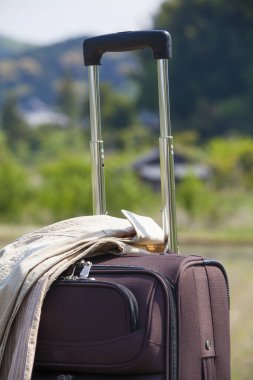 Dışarıda duran ceketli bavul, seyahat konsepti.