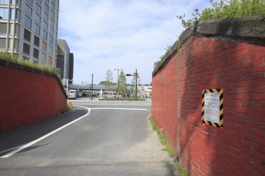 Kırmızı tuğla duvarlar ve binalar arasında yol kıvrımları