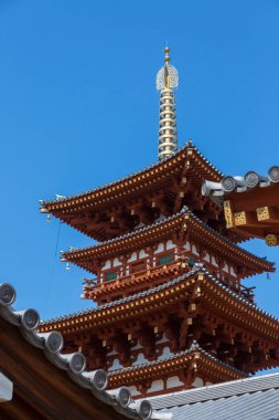 Çarpıcı bir antik Japon tapınağının etkileyici fotoğrafı.