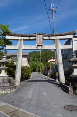 Güzel antik Japon tapınağı kapısının manzaralı görüntüsü.