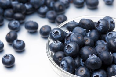 Beyaz arka planda taze yaban mersini kasesi 