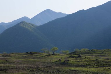 Dağları olan güzel bir manzara.