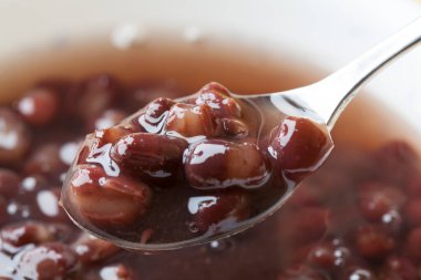 Bir kaşık lezzetli fasulye çorbası.