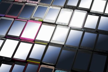 Farklı modern akıllı telefonların yakın plan görüntüsü, stüdyo görüntüleri.        