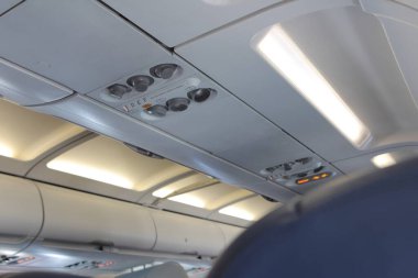 Arka plandaki yolcu uçağı, yaklaşın.