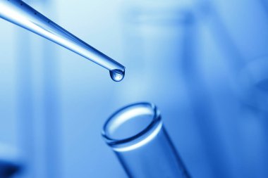 Mavi arka planda laboratuvar camları var. Laboratuvarda kimyasal test, bilim konsepti                            