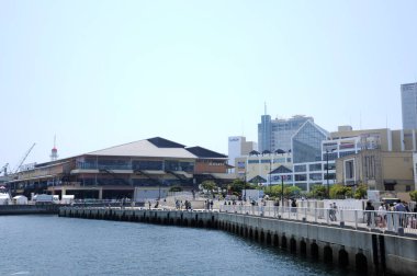 Mozaik Alışveriş Merkezi ve İskeleli Kobe Limanı Rıhtımı Fotoğrafı