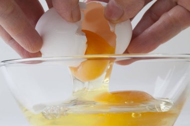 Eller kaseye yumurta döküyor, kapat.