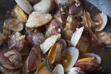 Tavada pişirilmiş midyeler.